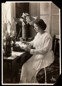 Maude Fealy sittende ved en skrivemaskin, ca. 1915 (sølv gelatintrykk)